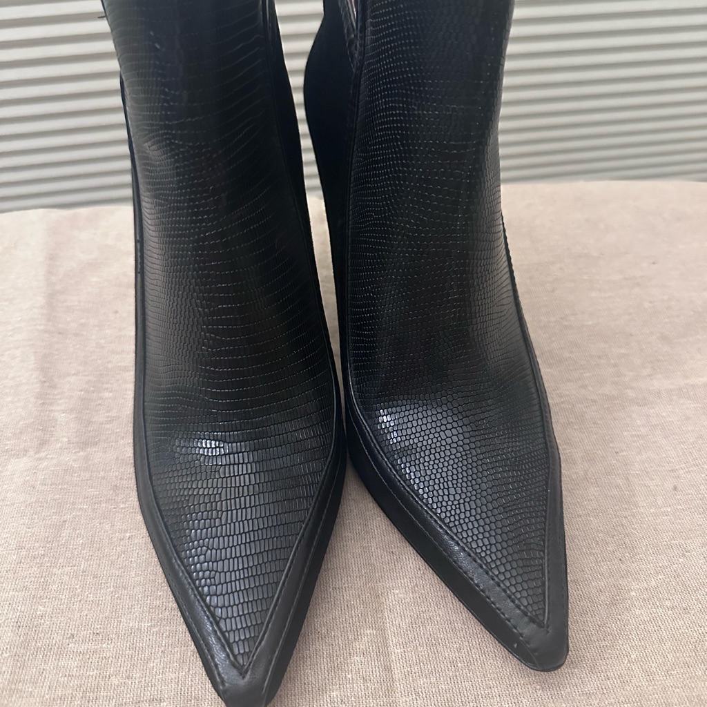 Louise Et Cie Black Textured Leather Suede Side Gold Zipheeled Boots Brand New Louise Et Cie Black Textured Leather Suede Side Gold Zipheeled Boots Brand New